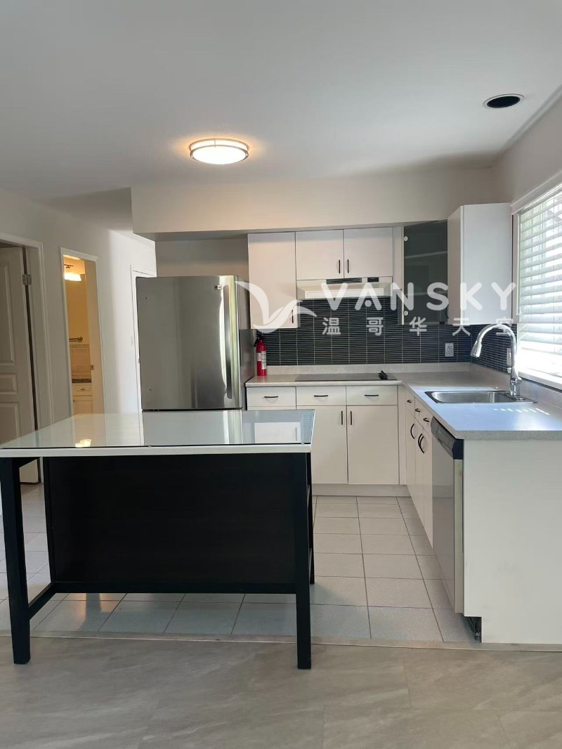 260522225953_kitchen 3.jpg